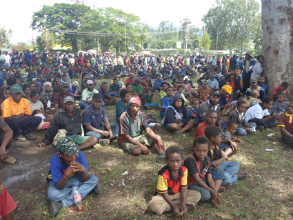 A crowd attending a Human Right International Awareness Day event in Mt Hagen, PNG