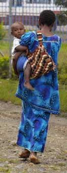 Photo of mother carrying a bilum